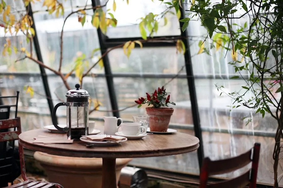 Mesa servida con café y medialunas